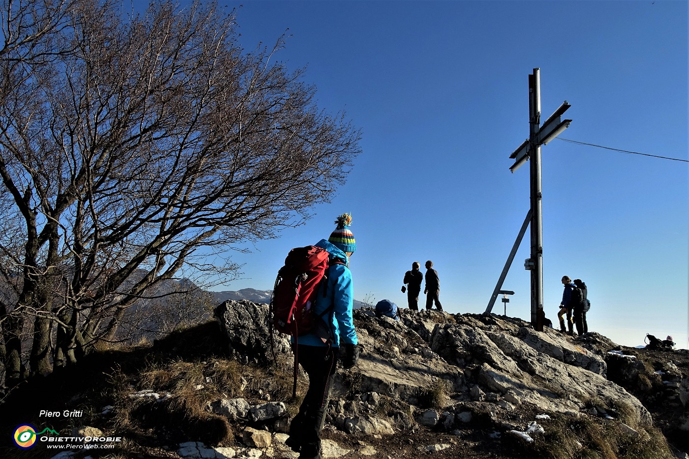 61 La croce ora carica di luci .....JPG